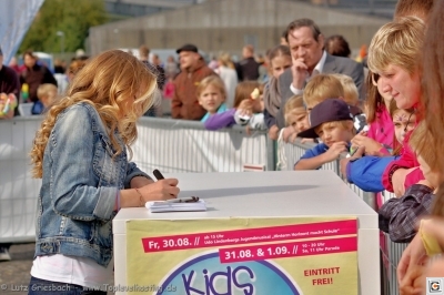 Rita Gueli - Autogrammstunde bei der Kids Parade 2013 Berlin_3